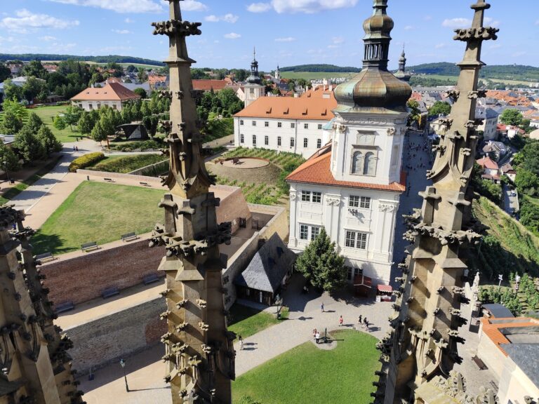 Výnimočný výhľad zo strešnej ochodze Chrámu sv. Barbory.