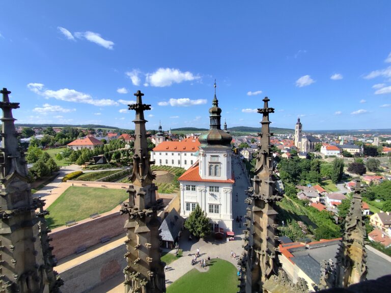 Výnimočný výhľad zo strešnej ochodze Chrámu sv. Barbory.