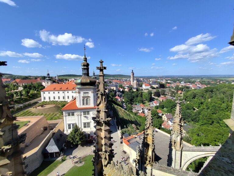 Výnimočný výhľad zo strešnej ochodze Chrámu sv. Barbory.