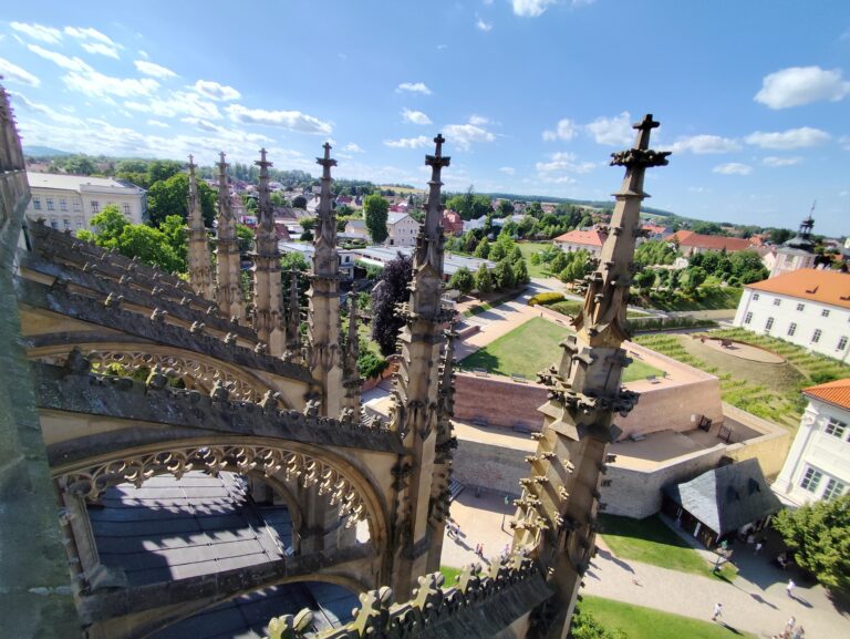 Výnimočný výhľad zo strešnej ochodze Chrámu sv. Barbory.