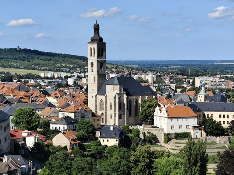 Pohľad na Kostol sv. Jakuba zo strechy Chrámu sv. Barbory.