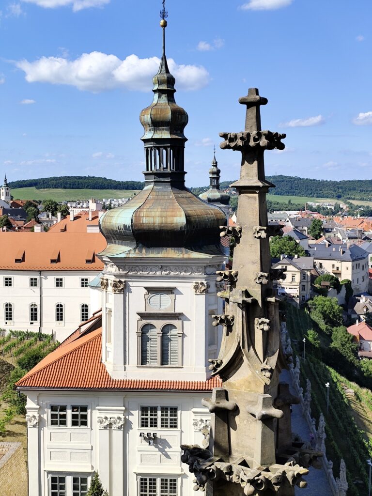 Pohľad na Jezuitskú kolej zo strechy Chrámu sv. Barbory.
