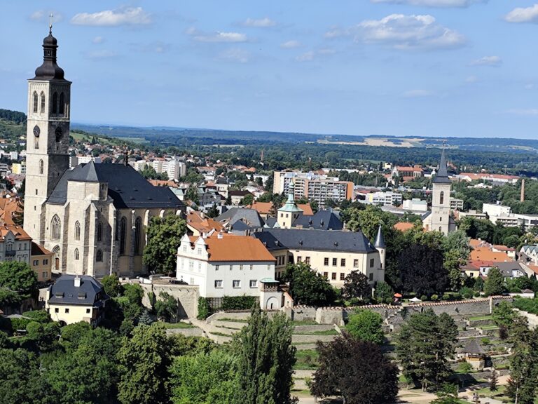 Výnimočný výhľad zo strešnej ochodze Chrámu sv. Barbory.