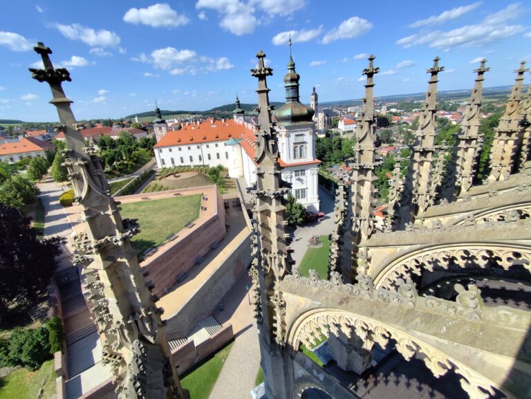 Výnimočný výhľad zo strešnej ochodze Chrámu sv. Barbory.