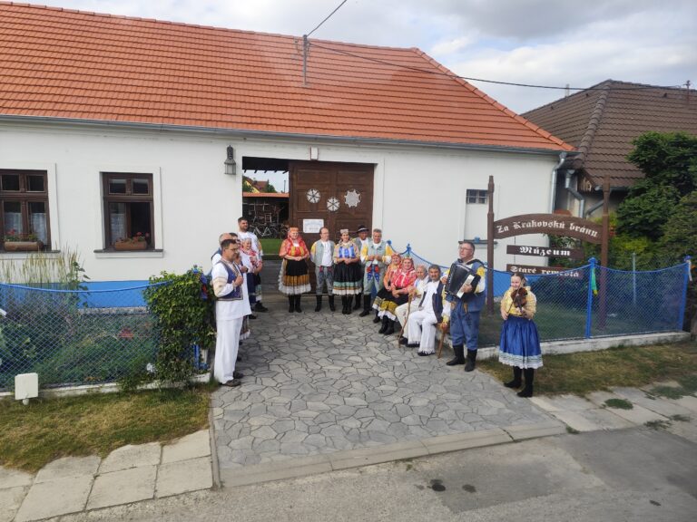 Etnografické múzeum Za krakovskú bránu založila v roku 2005 rodina Piscová, konkrétne Daniela Piscová, Marián Pisca a Beverly Anna Popelka v starom sedliackom dome z roku 1905.