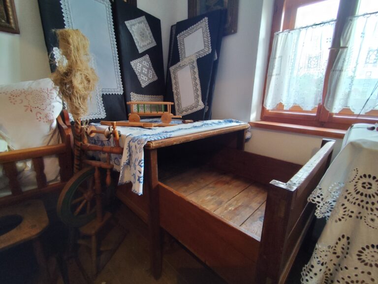 Posteľ, alebo skôr stôl s výsuvným šuplíkom, kde spalo i 5 detí.