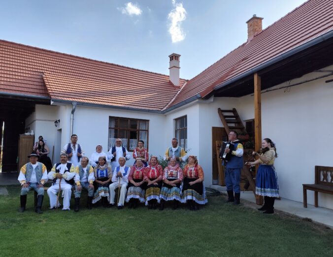 Etnografické múzeum Za krakovskú bránu založila v roku 2005 rodina Piscová, konkrétne Daniela Piscová, Marián Pisca a Beverly Anna Popelka v starom sedliackom dome z roku 1905.
