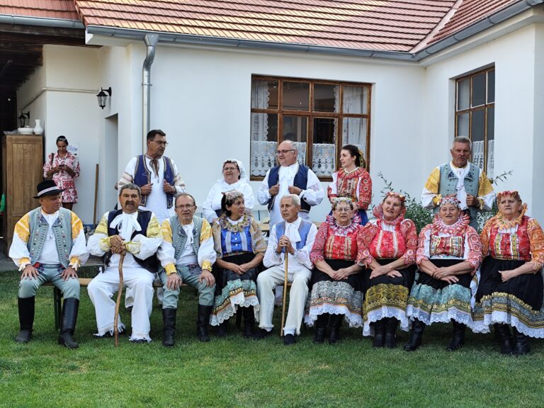 Etnografické múzeum Za krakovskú bránu založila v roku 2005 rodina Piscová, konkrétne Daniela Piscová, Marián Pisca a Beverly Anna Popelka v starom sedliackom dome z roku 1905.