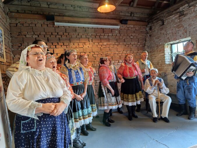 Etnografické múzeum Za krakovskú bránu založila v roku 2005 rodina Piscová, konkrétne Daniela Piscová, Marián Pisca a Beverly Anna Popelka v starom sedliackom dome z roku 1905.