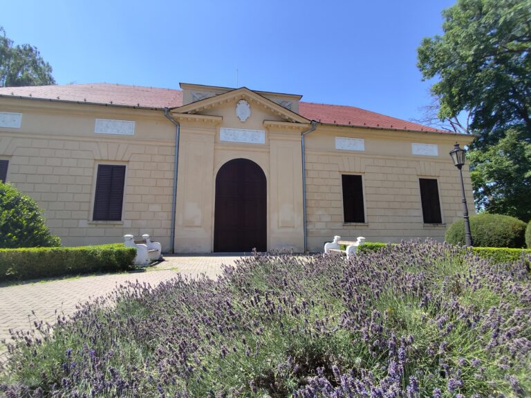 Empírové divadlo v Hlohovci je najstaršou divadelnou budovou na Slovensku