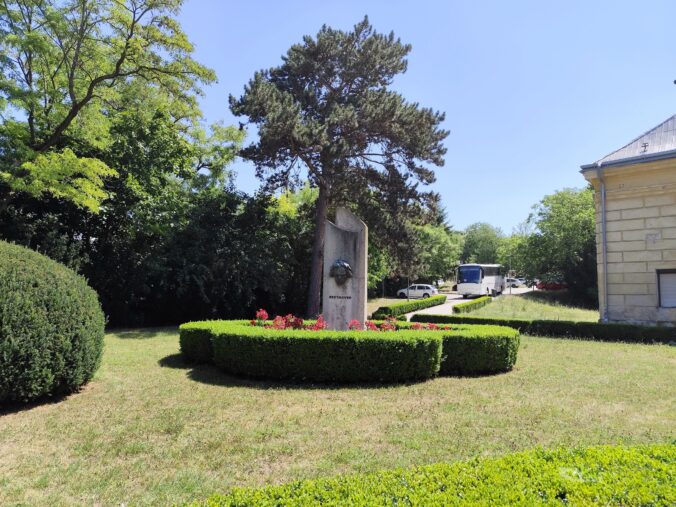 Pomník s bustou Beethovena pred budovou divadla.