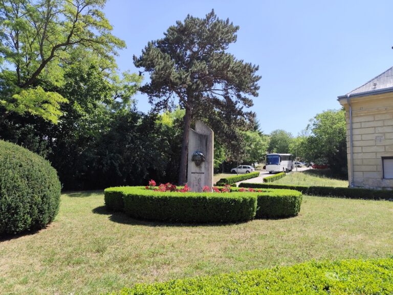 Pomník s bustou Beethovena pred budovou divadla.