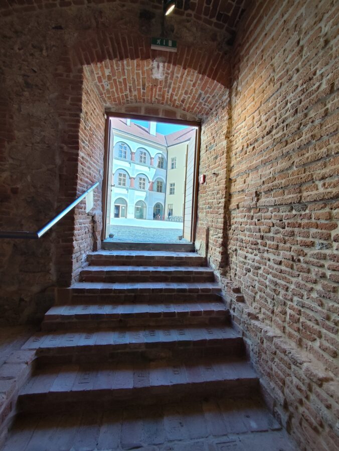 V pivniciach zámku je možná ochutnávka vín.