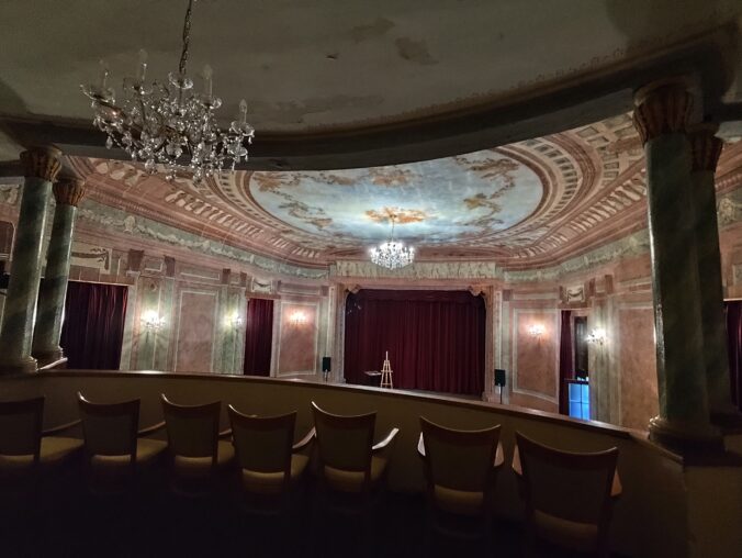Empírové divadlo v Hlohovci je najstaršou divadelnou budovou na Slovensku