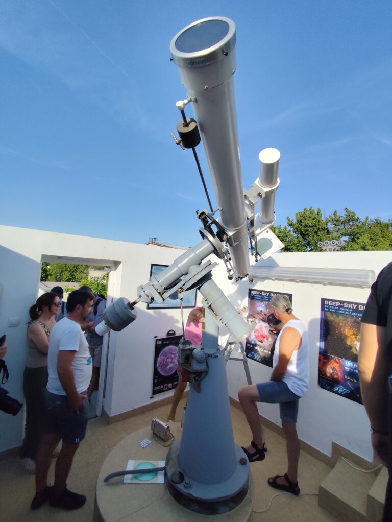 Ďalekohľad Hazucha, s ktorým možno za priaznivého počasia pozorovať Slnko.