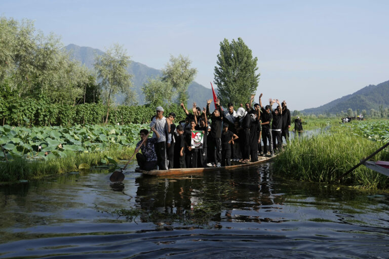 ľudia loď moslimovia jazero