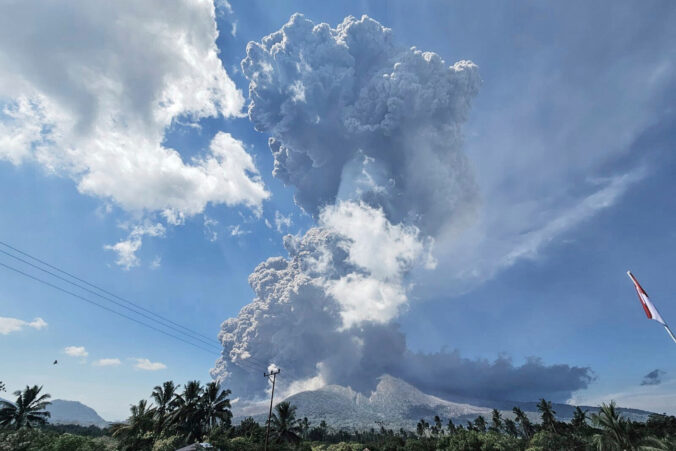 erupcia sopka dym