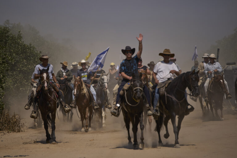 kone ľudia zhromaždenie