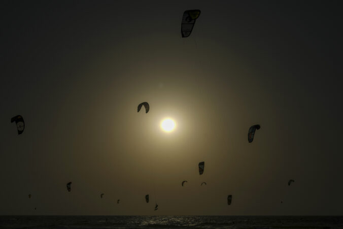 ľudia západ slnko krajina more kite surf kitesurfing padák