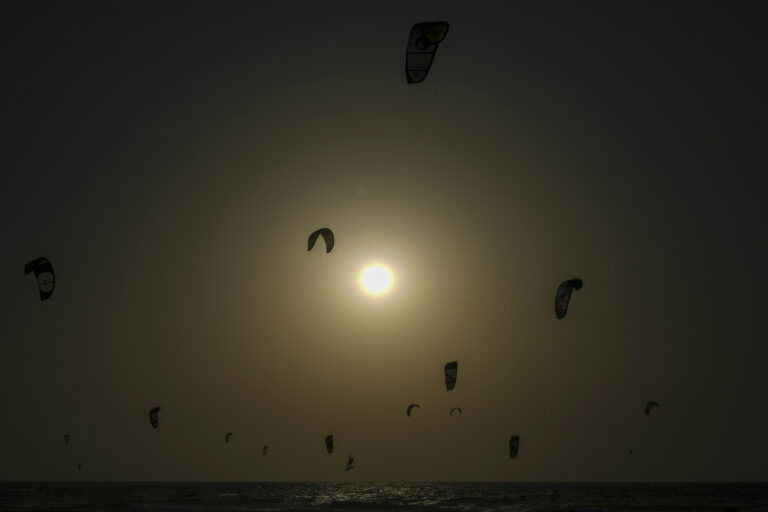 ľudia západ slnko krajina more kite surf kitesurfing padák