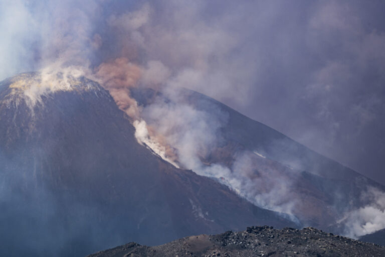 sopka erupcia láva magma výbuch vulkanizmus krajina dym popol