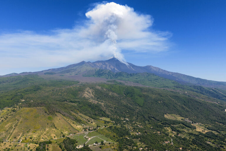 sopka erupcia výbuch vulkanizmus krajina dym popol