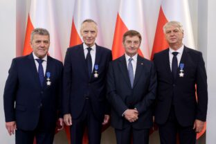 Ján Figeľ, Ján Hudacký a Pavol Mačala si v Prezidentskom paláci vo Varšave prevzali vysoké štátne vyznamenanie.