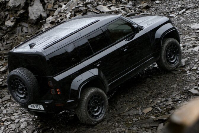 Land_rover_defender_octa_black_01.jpg