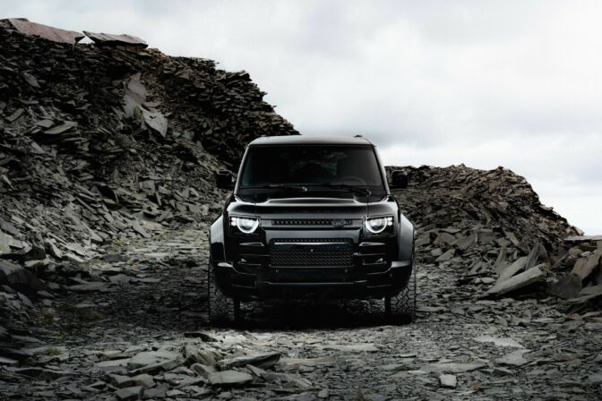 Land_rover_defender_octa_black_02.jpg