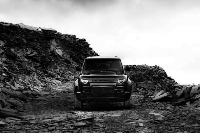 Land_rover_defender_octa_black_03.jpg