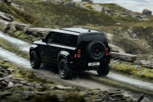Land_rover_defender_octa_black_04.jpg