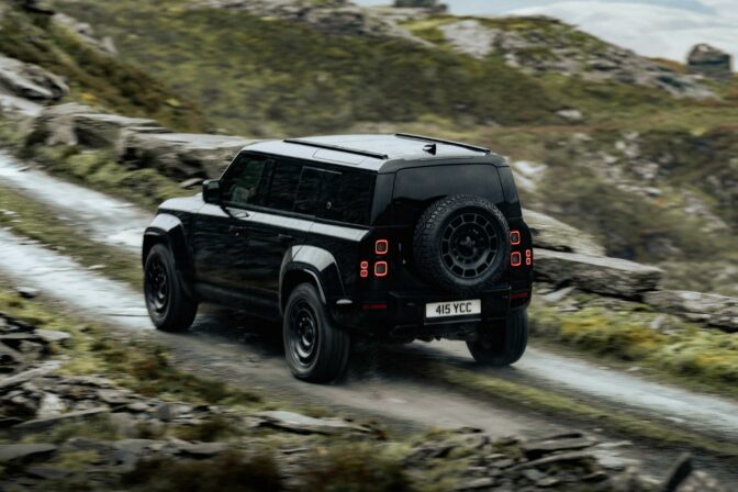 Land_rover_defender_octa_black_04.jpg