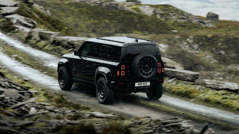 Land_rover_defender_octa_black_04.jpg