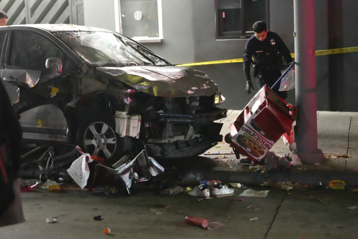 Muža vyhodili z nočného klubu v Los Angeles, vzápätí autom narazil do davu