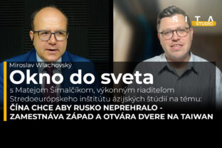Matej Šimalčík a Miroslav Wlachovský počas vo video hovore pri natáčaní nového dielu video podcastu Okno do sveta pre Štúdio SITA