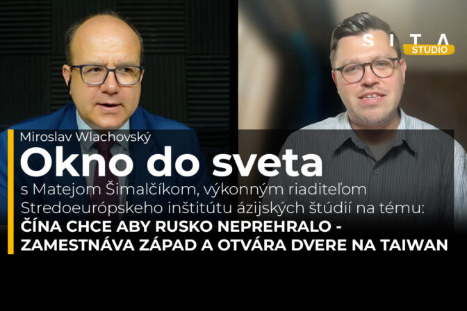 Matej Šimalčík a Miroslav Wlachovský počas vo video hovore pri natáčaní nového dielu video podcastu Okno do sveta pre Štúdio SITA