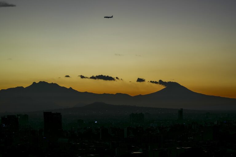sopka erupcia výbuch vulkanizmus krajina dym popol