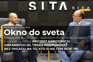 Matej Kandrík s Miroslavom Wlachovským počas natáčania rozhovoru pre podcast Okno do sveta v Štúdiu SITA