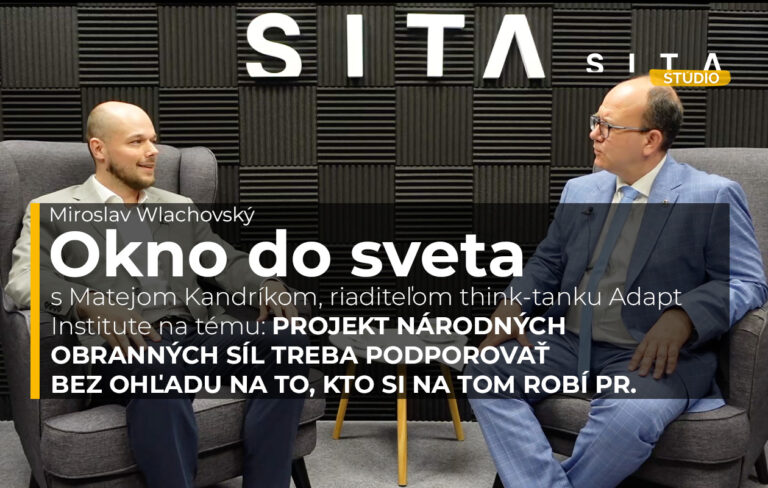 Matej Kandrík s Miroslavom Wlachovským počas natáčania rozhovoru pre podcast Okno do sveta v Štúdiu SITA