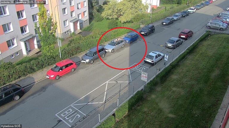 Muž sa vyzliekol a ľahol si na kapotu auta.