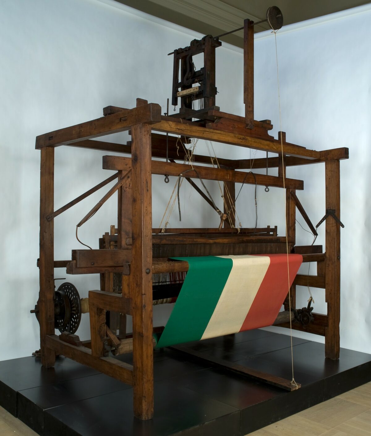Narodne muzeum talianskeho risorgimenta v turine_tkacsky stav ktory tka taliansku trikoloru.jpg