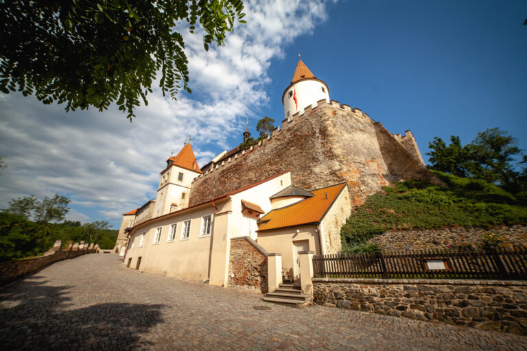Hrad Křivoklát kedysi ukrýval korunovačné klenoty aj temné tajomstvá, dnes láka filmárov i turistov