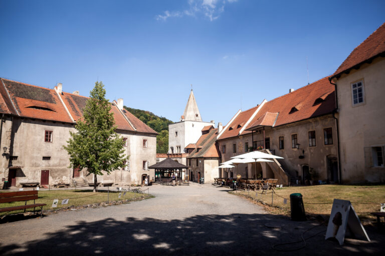 Hrad Křivoklát kedysi ukrýval korunovačné klenoty aj temné tajomstvá, dnes láka filmárov i turistov