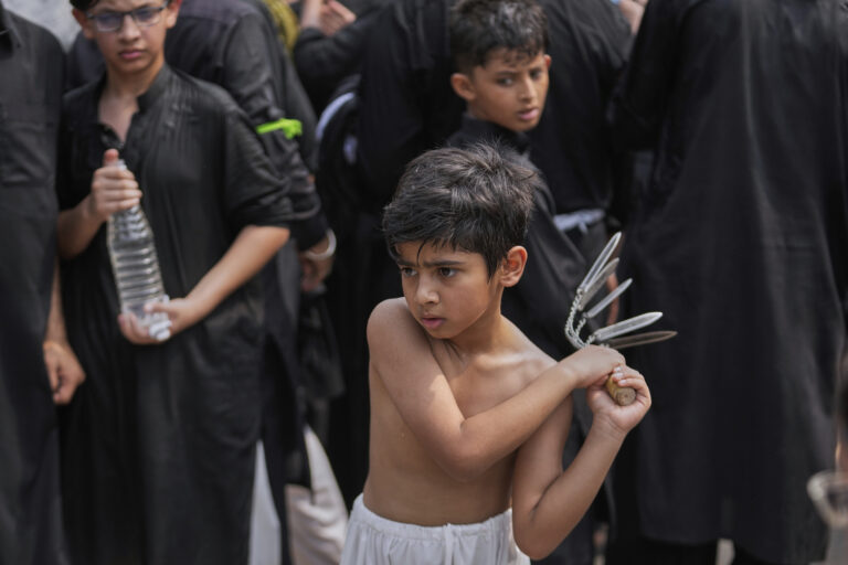 chlapec nože reťaze sprievod