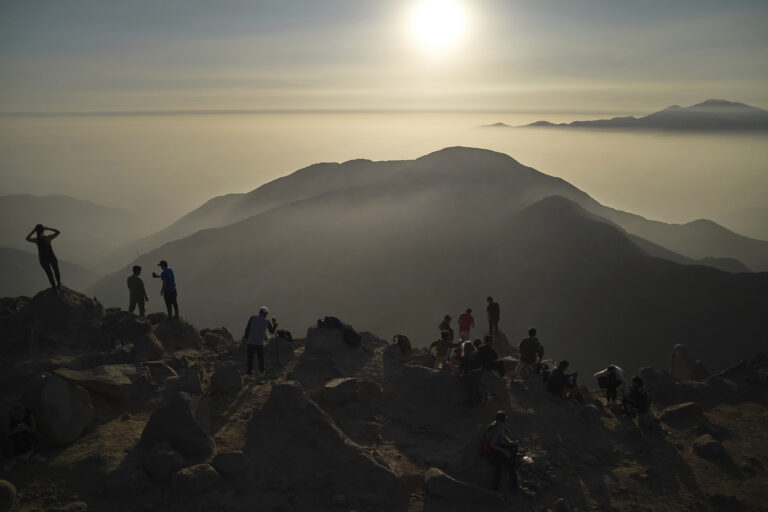 ľudia výhľad hmla kopce krajina slnko oblaky
