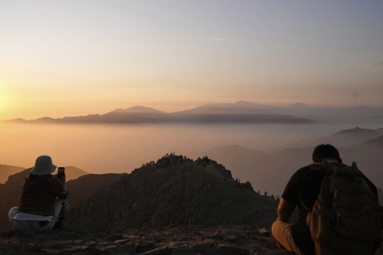 ľudia výhľad hmla kopce krajina oblaky