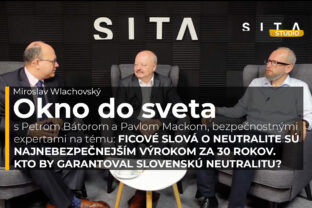 Beter Bátor a Pavol Macko, bezpečnostní experti počas rozhovoru s Miroslavom Wlachovským v Štúdiu SITA pri natáčaní video podcastu Okno do sveta.