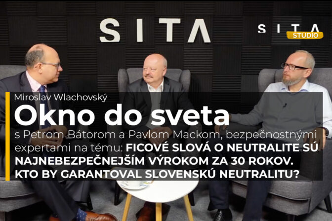 Beter Bátor a Pavol Macko, bezpečnostní experti počas rozhovoru s Miroslavom Wlachovským v Štúdiu SITA pri natáčaní video podcastu Okno do sveta.