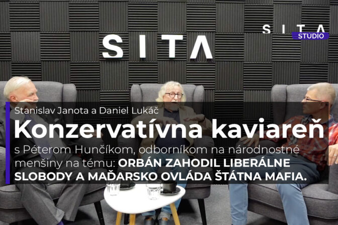 Péter Hunčik v rozhovore so Stanislavom Janotom a Danielom Lukáčom počas natáčania video podcastu Konzervatívna kaviareň.