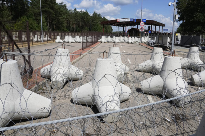 ostnaté drôty plot hranica priechod